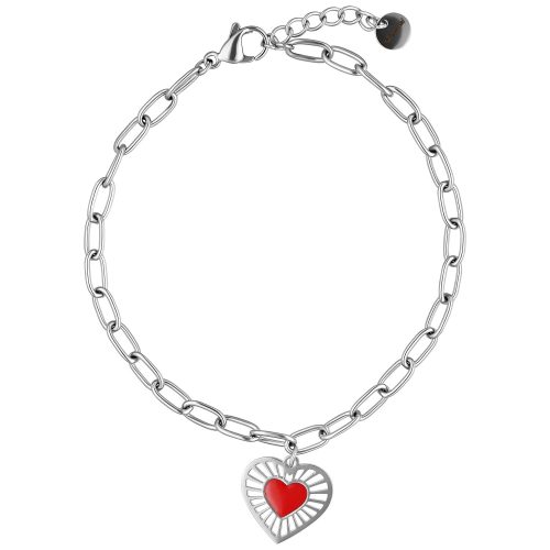 Silberfarbenes Armband aus Chirurgenstahl mit rotem Herzanhänger auf weißem Hintergrund