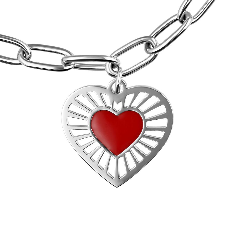 Silbernes Armband mit rotem Herzanhänger auf weißem Hintergrund