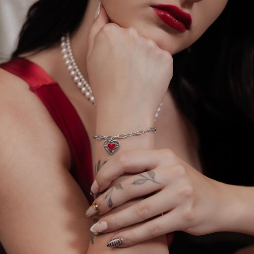 Frau mit Sacred Heart Armband aus silbernem Chirurgenstahl, rotes Herzdesign