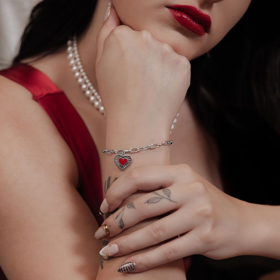 Frau mit Sacred Heart Armband aus silbernem Chirurgenstahl, rotes Herzdesign