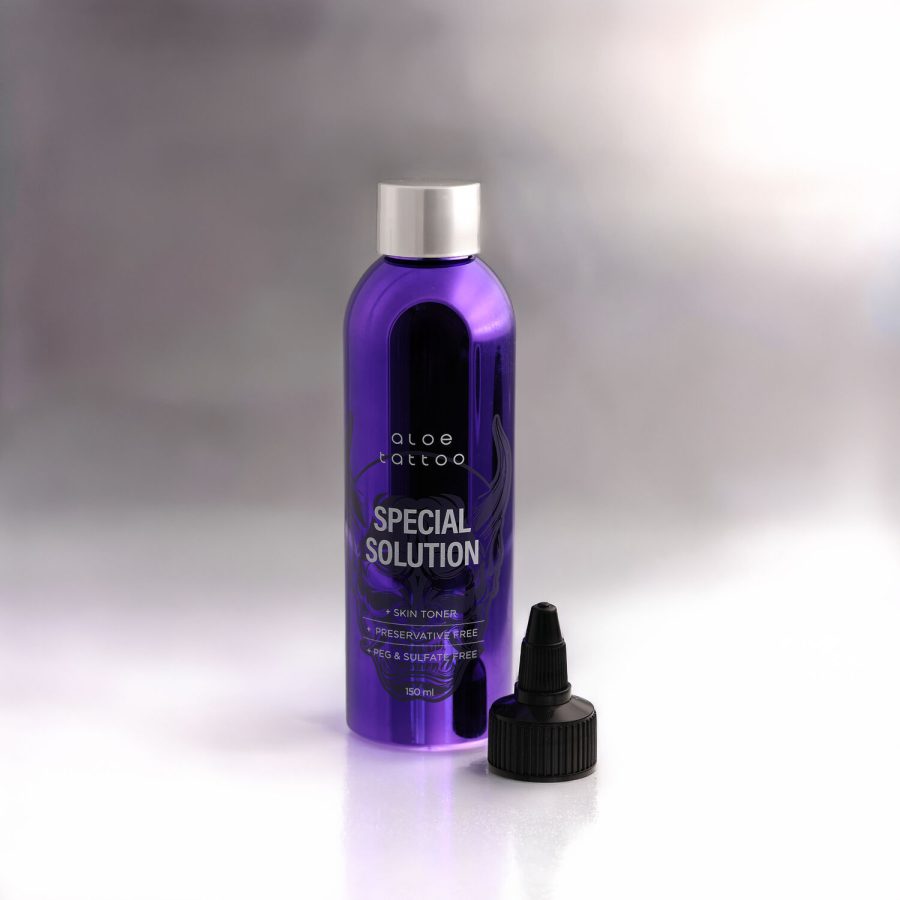 Lila Flasche Aloe Tattoo Special Solution mit schwarzem Deckel auf weißem Hintergrund