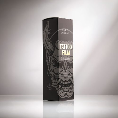 Schwarze Verpackung des Aloe Tattoo Tattoofilms mit dekorativem Design auf reflektierender Oberfläche