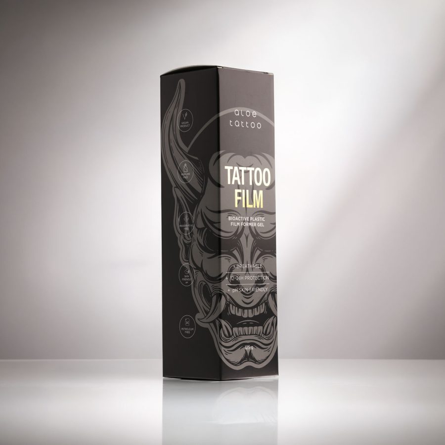 Schwarze Verpackung des Aloe Tattoo Tattoofilms mit dekorativem Design auf reflektierender Oberfläche
