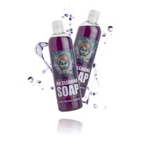 Zwei Flaschen Auafee Ink Cleaning Soap mit lila Flüssigkeit vor weißem Hintergrund