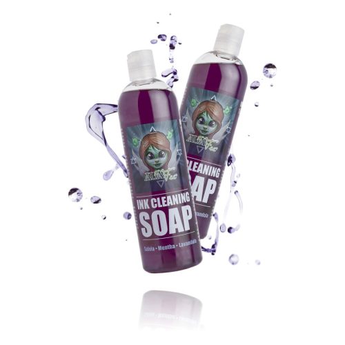 Zwei Flaschen Auafee Ink Cleaning Soap mit lila Flüssigkeit vor weißem Hintergrund