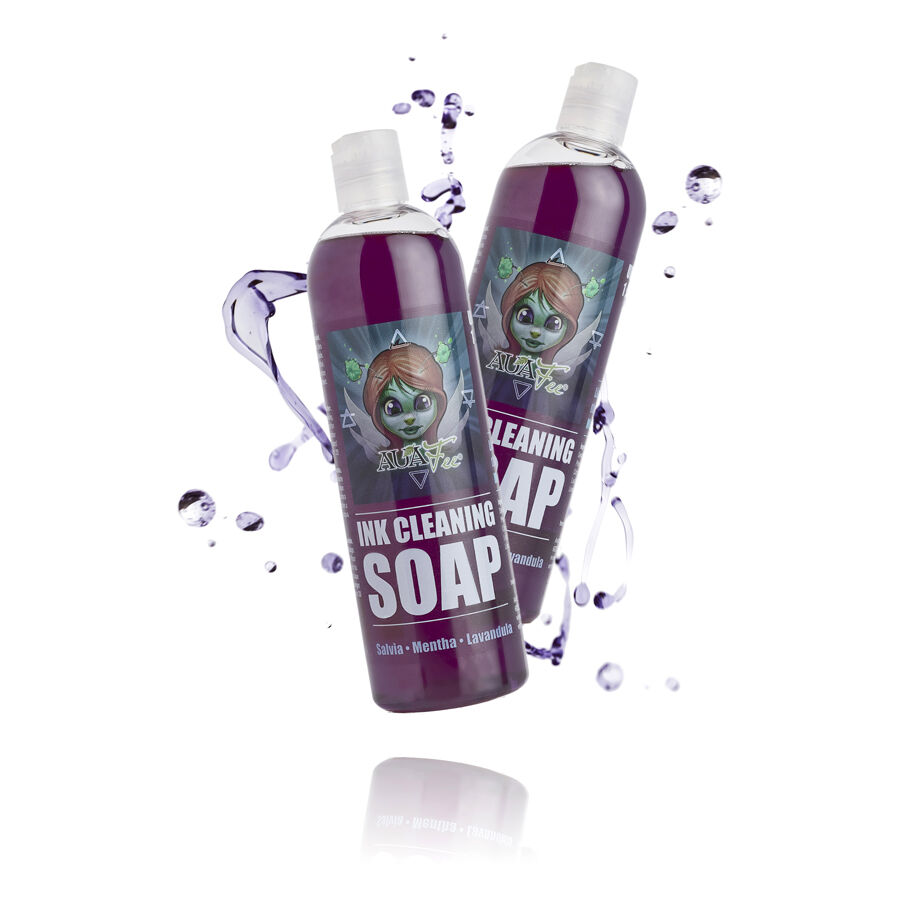 Zwei Flaschen Auafee Ink Cleaning Soap mit lila Flüssigkeit vor weißem Hintergrund