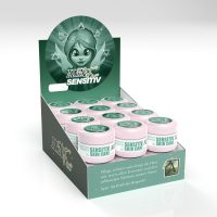 Display mit mehreren Auafee Sensitiv Skincare Dosen auf weißem Hintergrund