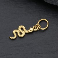 Goldener Schlangen-Anhänger aus 18K Gold auf schwarzem Hintergrund