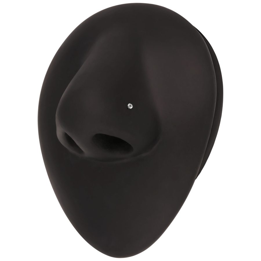 Schwarze skulpturale Form mit kleinem weißem Nasenstecker in der Mitte