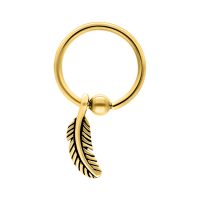 Goldener Clip in Ring mit Federanhänger auf weißem Hintergrund