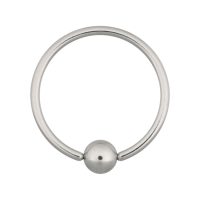 Silberner Ball Closure Ring aus Chirurgenstahl auf weißem Hintergrund