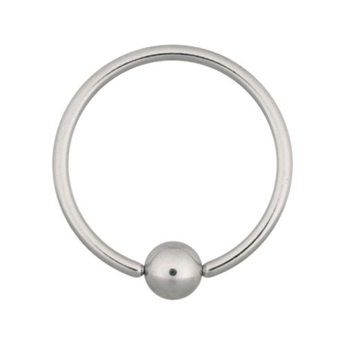 Silberner Ball Closure Ring aus Chirurgenstahl auf weißem Hintergrund