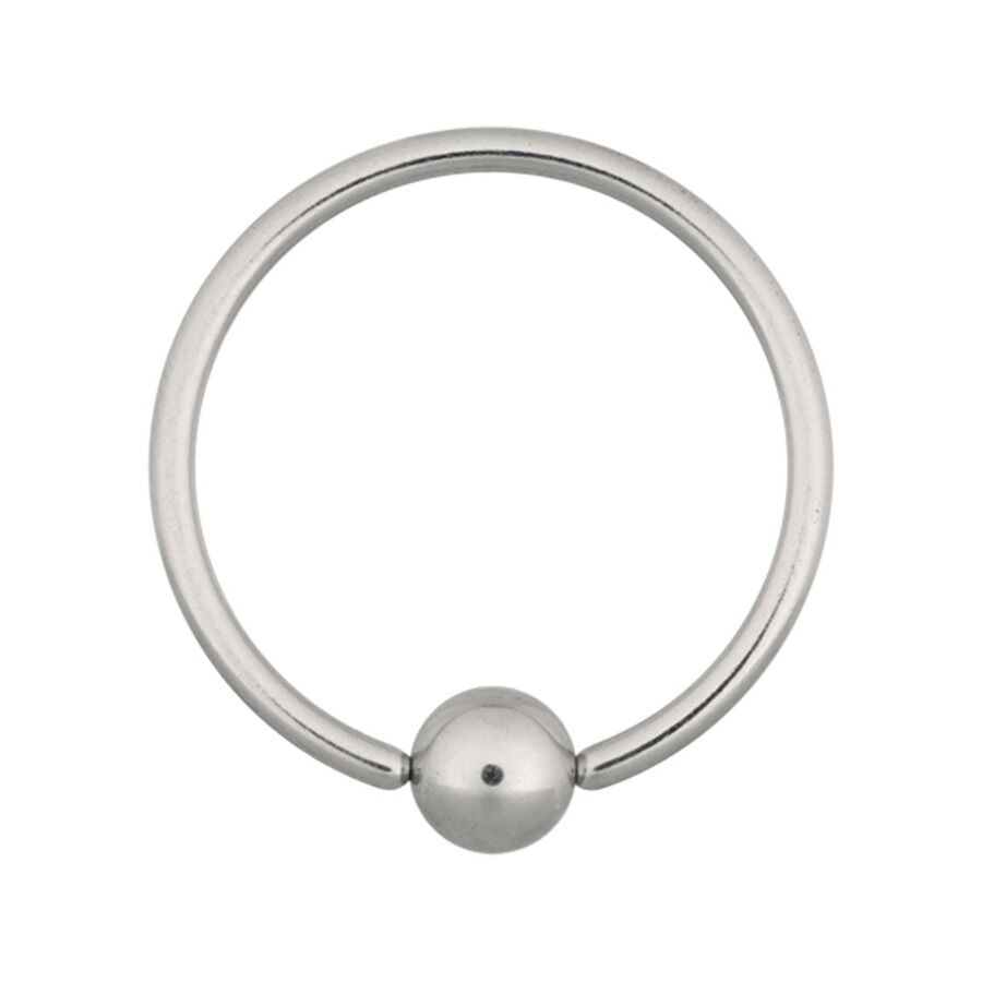 Silberner Ball Closure Ring aus Chirurgenstahl auf weißem Hintergrund