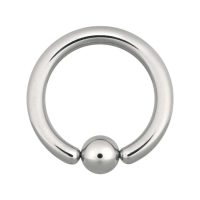 Silberner Ball Closure Ring aus Chirurgenstahl auf weißem Hintergrund