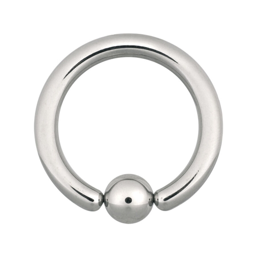 Silberner Ball Closure Ring aus Chirurgenstahl auf weißem Hintergrund