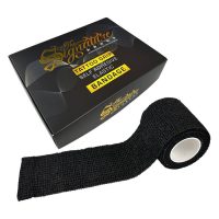 Schwarze selbstklebende Bandage auf weißem Hintergrund neben schwarzer Verpackung
