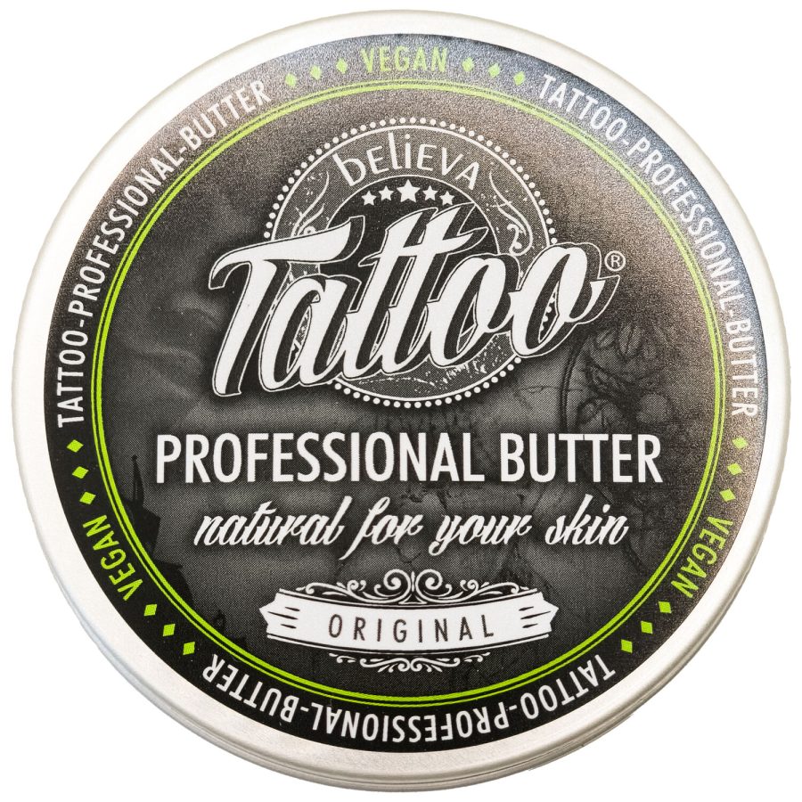 Runde Dose Believa Tattoo Butter mit grünem Rand auf weißem Hintergrund