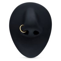 Goldener 18K Hinged Ring in Septum-Piercing auf schwarzem Display