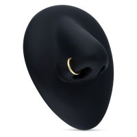 Goldener 18K Piercingring an schwarzer Nase auf weißem Hintergrund