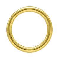 Runder, goldener Klappring aus 14K Gold auf weißem Hintergrund