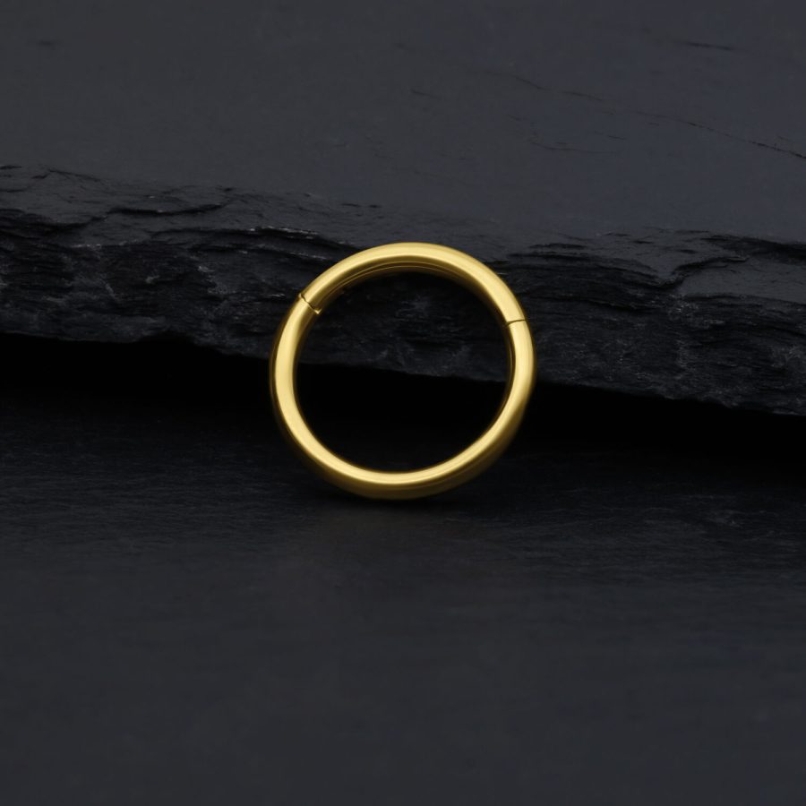 Goldener 14K Hinged Ring, 1,2 mm Stärke, 8,0 mm Innendurchmesser, auf dunklem Hintergrund