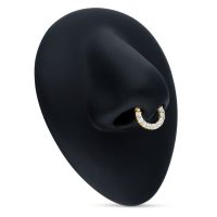 Septum Clicker aus 18K Gold mit klaren Kristallen auf schwarzem Hintergrund