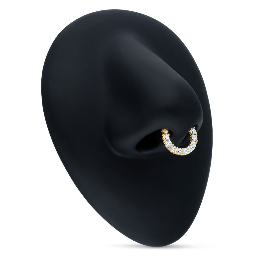 Septum Clicker aus 18K Gold mit klaren Kristallen auf schwarzem Hintergrund
