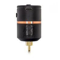 Schwarzes Bishop Wireless Netzteil V2 mit USB-Anschluss auf weißem Hintergrund