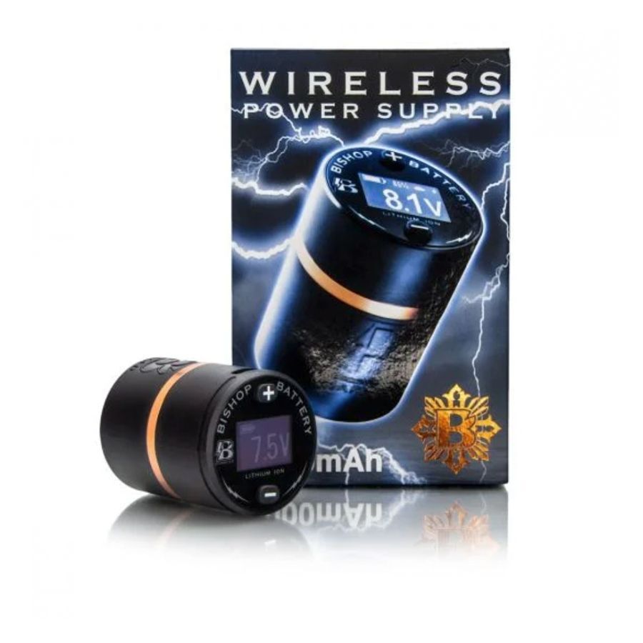 Schwarzes Bishop Wireless Netzteil V2 vor Verpackung mit Blitzdesign