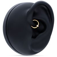 18K Gold Clip in Ring in schwarzem Ohrmodell auf weißem Hintergrund
