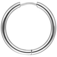 Silberner, glänzender Little Hoop Ohrring auf weißem Hintergrund