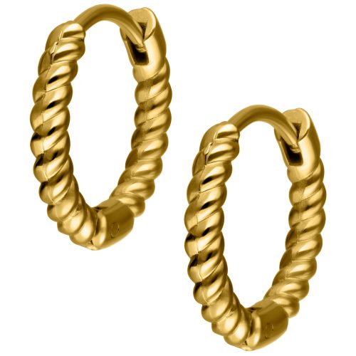 Zwei goldene, gedrehte Creolen aus Chirurgenstahl auf weißem Hintergrund