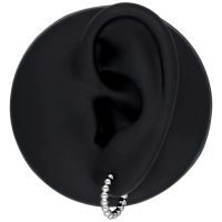 Silberne Bubble Hoop Ohrringe an schwarzem Ohrmodell, schlichtes Design