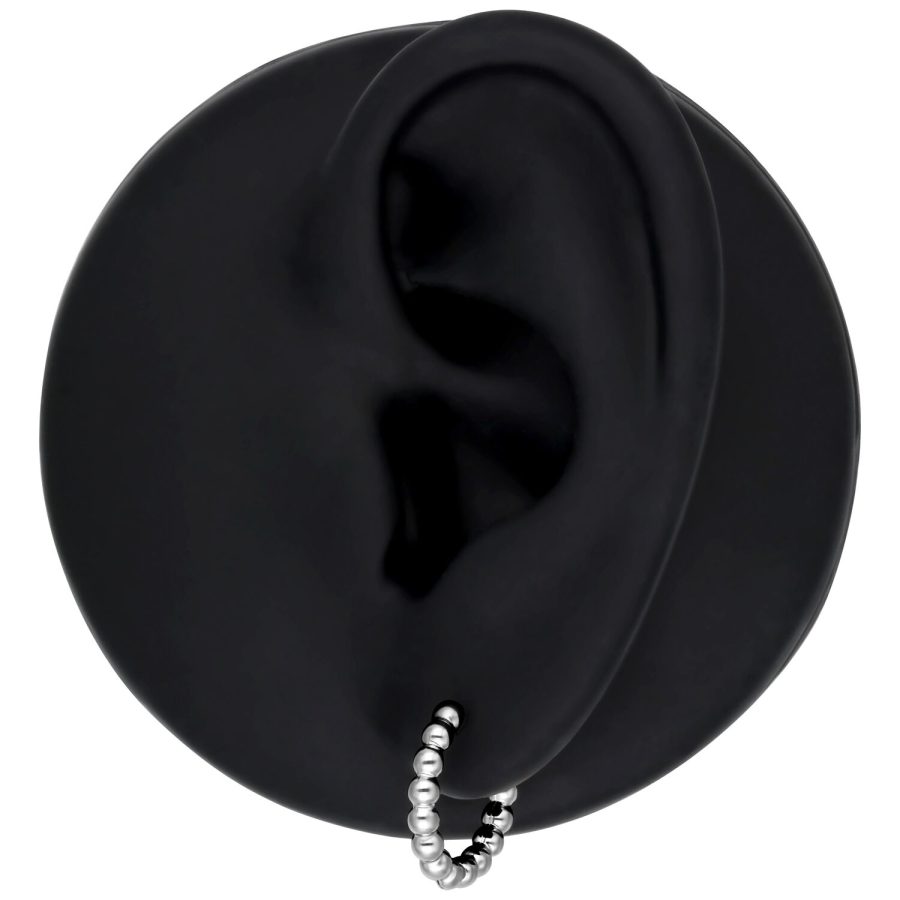 Silberne Bubble Hoop Ohrringe an schwarzem Ohrmodell, schlichtes Design