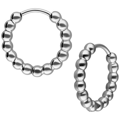 Silberne Creolen aus Chirurgenstahl mit Bubble-Design auf weißem Hintergrund