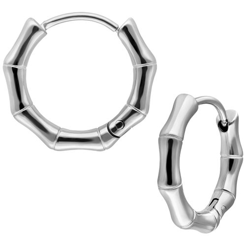 Zwei silberne Bambus-Design Ohrringe aus Edelstahl auf weißem Hintergrund