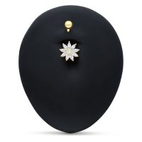 Bauchnabelpiercing aus 18k Gold mit klarer Kristallblume auf schwarzem Hintergrund