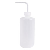 Transparente 500 ml Waschflasche mit gebogenem Ausguss auf weißem Hintergrund
