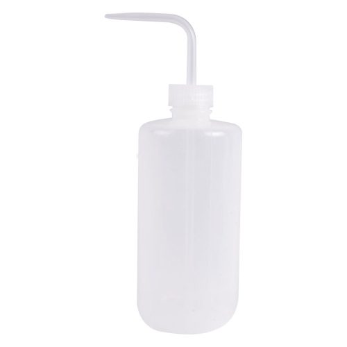 Transparente 500 ml Waschflasche mit gebogenem Ausguss auf weißem Hintergrund