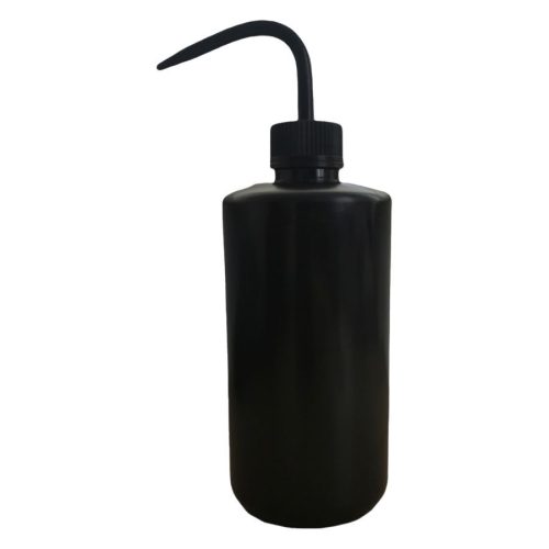 Schwarze 500 ml Wash Bottle mit geschwungenem Ausguss auf weißem Hintergrund