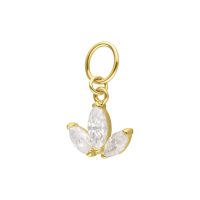Goldener Lotus-Anhänger mit klaren Moissanit-Steinen auf weißem Hintergrund