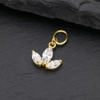 Goldener Lotus-Anhänger mit klaren Moissanit-Steinen auf schwarzem Hintergrund