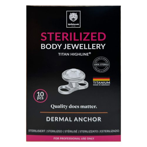 Silberner Dermal Anchor aus Titan mit klarem Kristall auf schwarzem Hintergrund