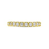 Hinged Goldring mit klaren Diamanten auf weißem Hintergrund