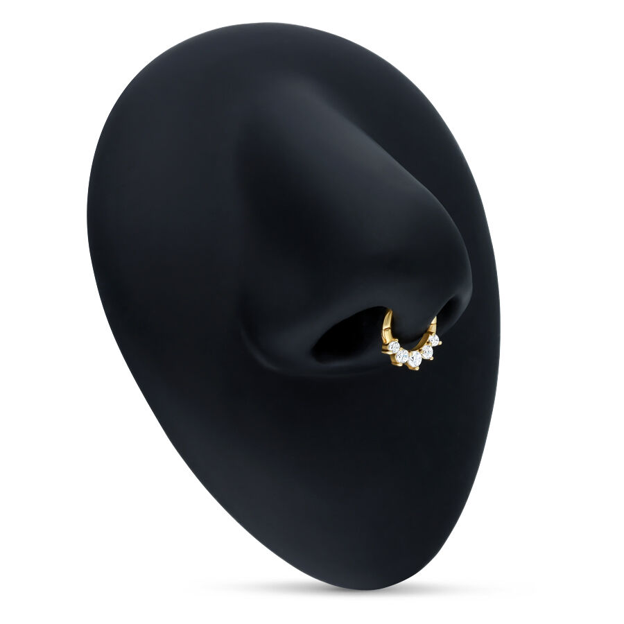 Goldener Septumring mit klaren Kristallen auf schwarzem Display