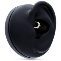 18K goldener Piercingring mit klaren Kristallen auf schwarzem Ohrmodell