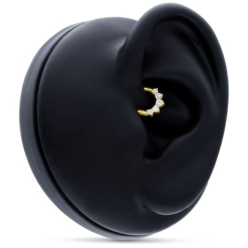 18K goldener Piercingring mit klaren Kristallen auf schwarzem Ohrmodell