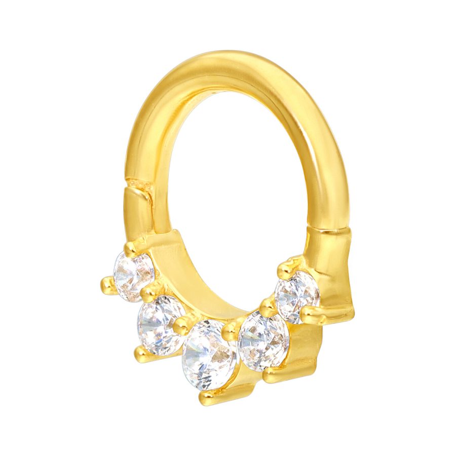 Goldener Piercingring mit fünf klaren Kristallen auf weißem Hintergrund