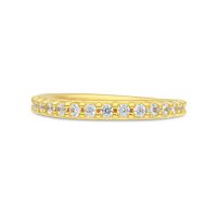 Goldener 18K Piercingring mit klaren Kristallen auf weißem Hintergrund
