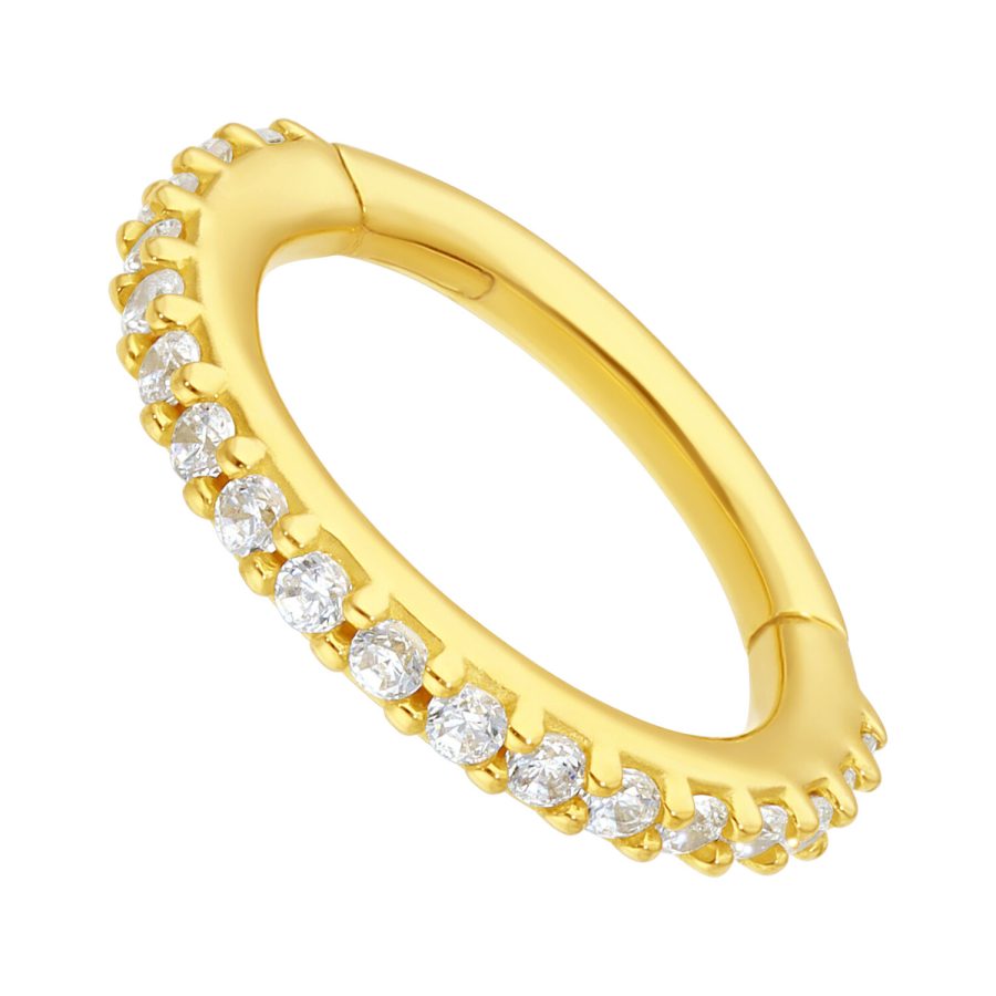 Goldener 18K Ring mit klaren Kristallen auf weißem Hintergrund